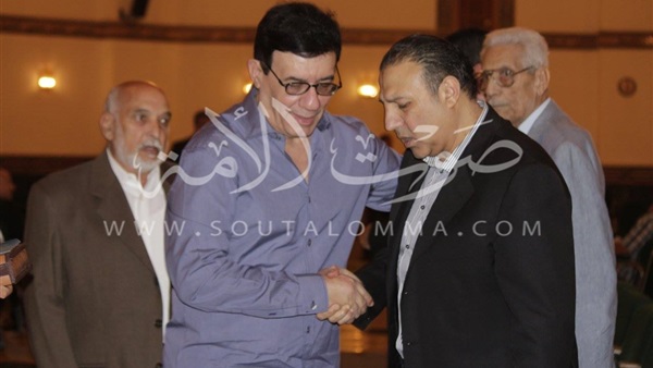 مدحت شلبي يصل عزاء والد الفنانة شرين وجدى مدحت شلبي يصل عزاء والد الفنانة شرين وجدى