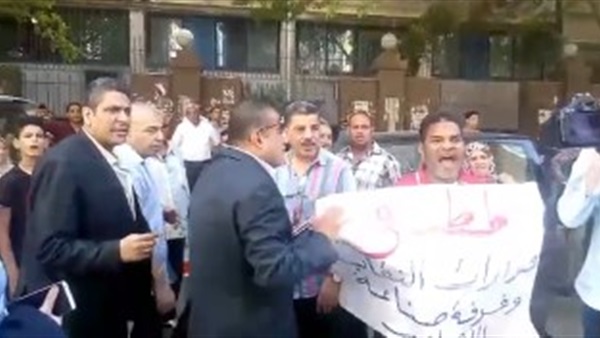بالفيديو..أحد المواطنين الشرفاء لصحفية: «بيادة العسكري برقبتك»