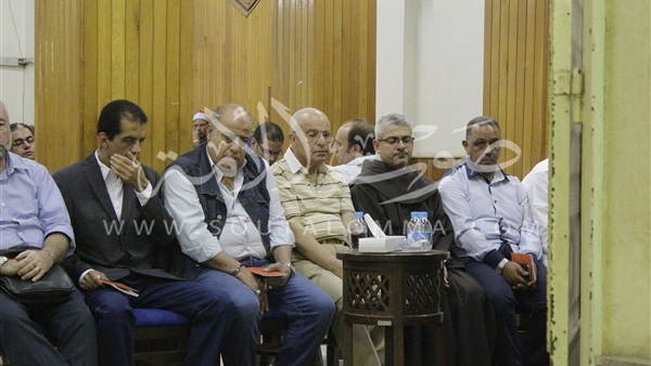 بالصور.. الأب بطرس دانيال يصل عزاء وائل نور