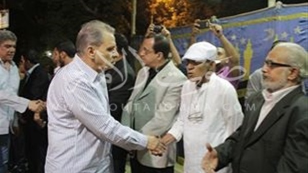 بالصورة.. «السبكى» يصل سرادق عزاء وائل نور
