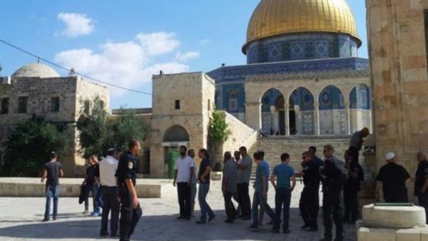 300 فلسطيني يغادرون غزة للصلاة في الأقصى
