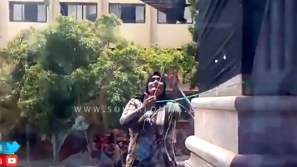 بالفيديو.. «المواطنين الشرفاء» يحتلون سلم «الصحفيين» ويمزقون بانر النقابة
