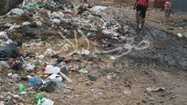 بالصور.. القمامة تحصار قرية «الشرقى» فى كفر الشيخ 