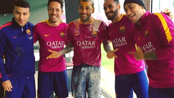 لاعبو برشلونة يحتفلون بعيد ميلاد «ألفيش» بالبيض والدقيق
