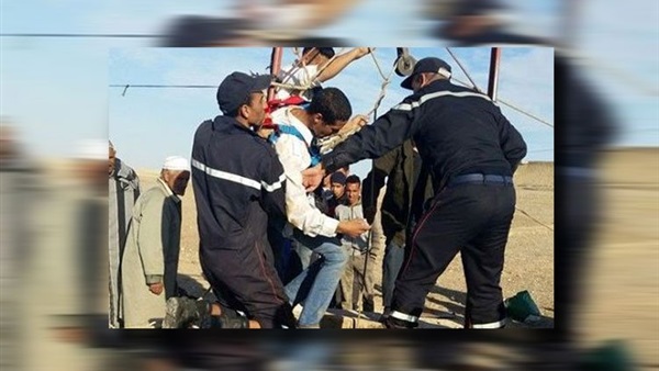 انقاذ شاب وفتاة من الغرق بشاطيء رأس البر