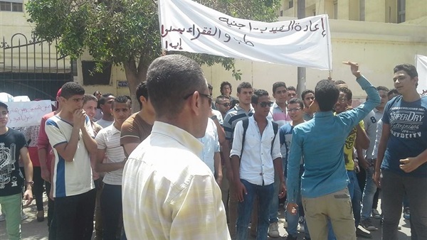 طلاب الثانوية العامة يتظاهرون  أمام "التعليم" ويهددون بالإضراب العام 
