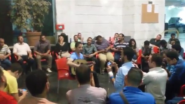 بالفيديو.. تفاعل الصحفيين على أغنية «شيد قصورك عالمزارع»