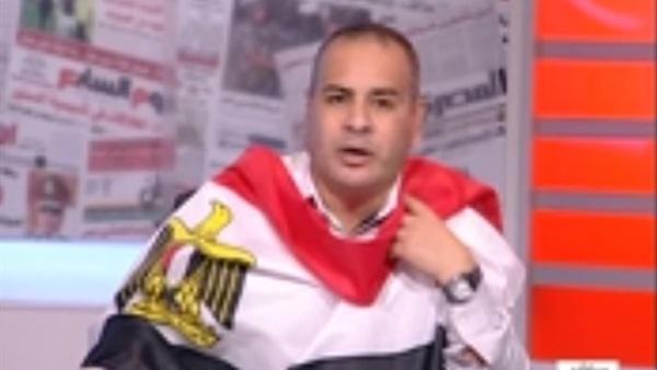 بالفيديو..جابر القرموطي يتوشح بـ«علم  مصر» علي الهواء 