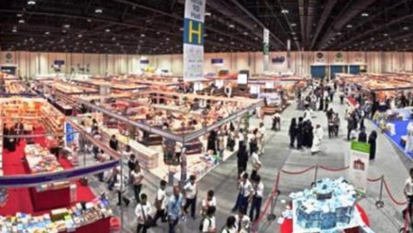 فنان إماراتي يكرم شهداء بلاده في معرض الكتاب