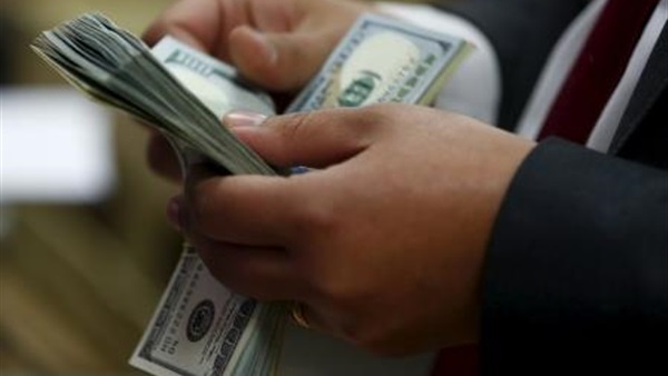 الدولار يرتفع بعد تصريحات تتعلق برفع الفائدة