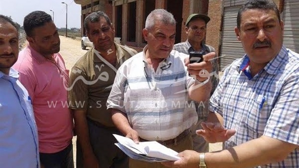 بالصور.. رئيس مدينة الزقازيق يتفقد رصف طريق «أم رماد»