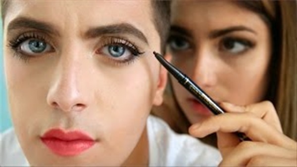 فتاه تضع المكياج لحبيبها تثير ضجة الإنترنت 