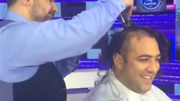 بالفيديو..ميدو يحلق شعره على الهواء بعد فوز ليستر بـ «البريميرليج» 