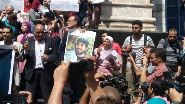 «الصحفيين» تعرض انتهاكات الداخلية على سلالم النقابة