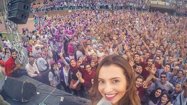 بالصور.. كارمن سليمان تلتقط «سيلفي» مع جمهورها