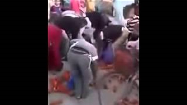 بالفيديو.. هجوم جماعي على عربة «طماطم» لبائع جائل