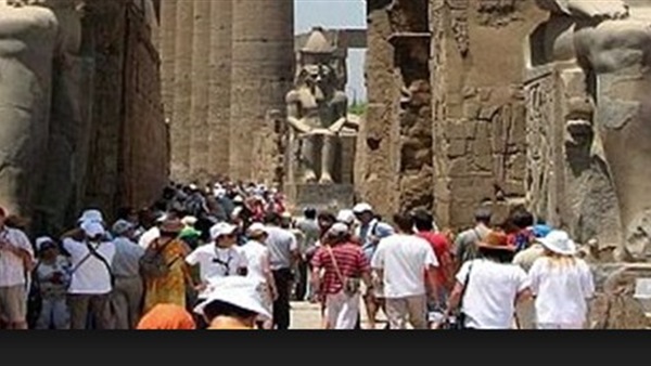 190 سائحا يابانبا يبدأون جولتهم في الأقصر بزيارة آثار البر الغربي