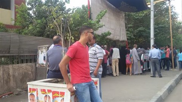 مناديب المرشحين ينتظرون  أمام اللجان بسبب تأخر القضاة 