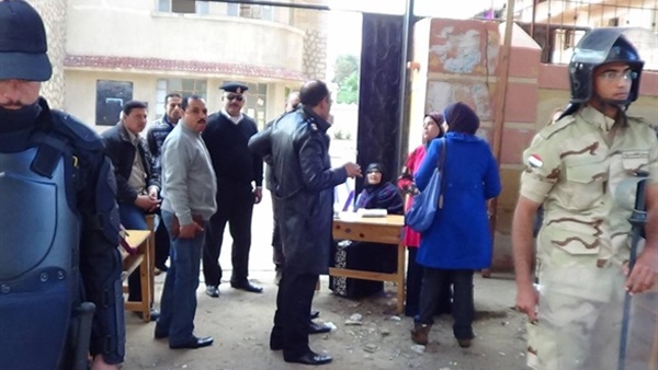 عشرات الناخبين يصطفون امام لجنة ببولاق  