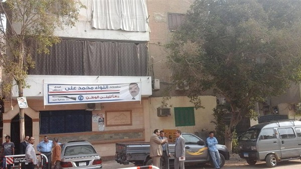 لافتات المرشحين أمام لجنة توفيق الحكيم بالعجوزة 