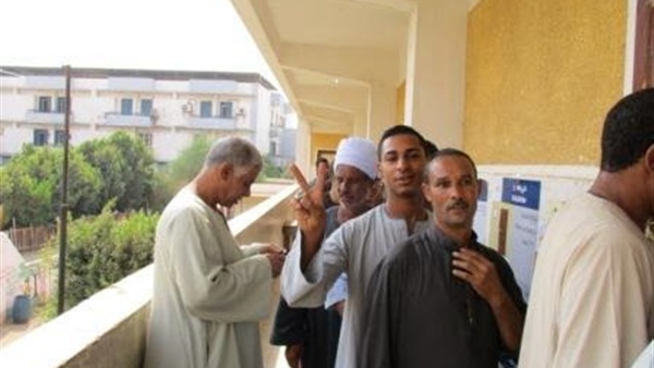 بالصور.. توافد الناخبين على صناديق الانتخابات بقنا  