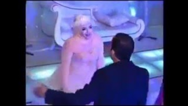 بالفيديو.. وصلة رقص جريئة لعروسين على أنغام «عمو حمادة عنده بطة»