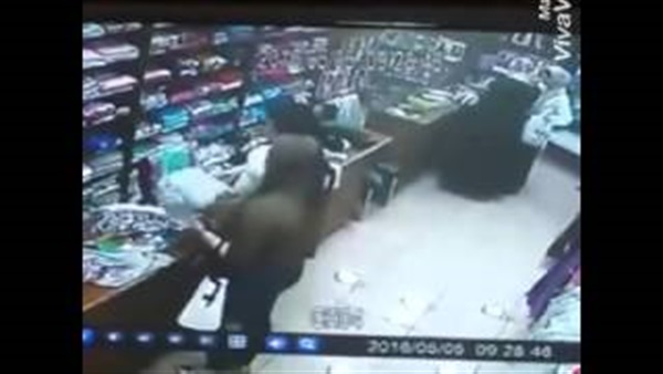 بالفيديو.. فتاتان تسرقان محل ملابس بطريقة ماكرة