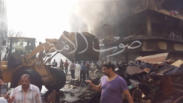 بالصور.. بدء حملة نظافة لمخلفات حريق العتبة 