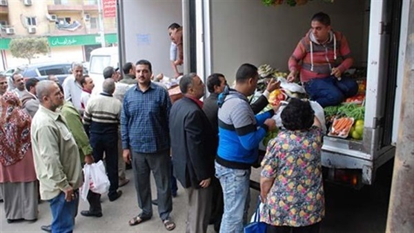 سيارات السلع الغذائية المخفضة تشهد إقبالًا في شوارع بورسعيد