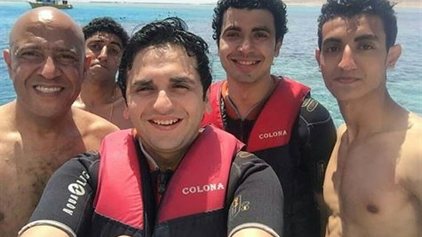 فريق مسرح مصر يحتفل على إحدى الشواطئ
