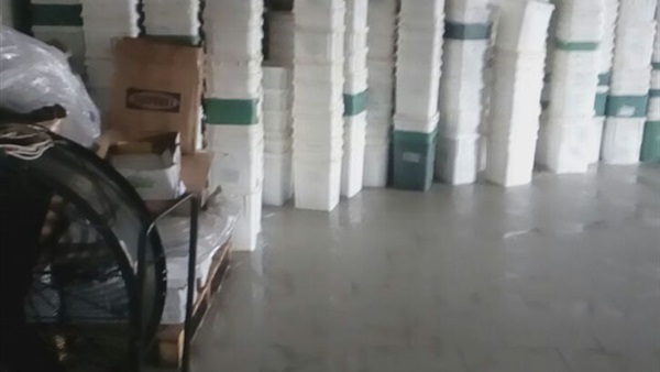 بالصور.. ضبط ١٤ طن معلبات مجهولة المصدر داخل مصنع بالقناطر الخيرية