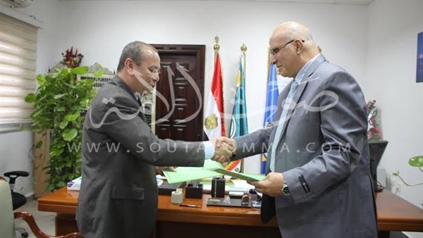 بالصور.. محافظ دمياط يستلم 250 ألف جنيه من «موبكو»
