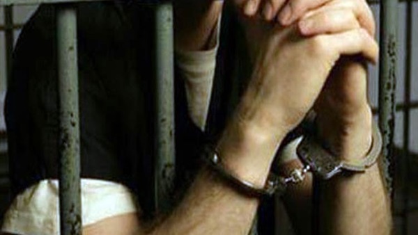 بالفيديو.. شاب يسرق «ثعبان» ويخفيه داخل «البنطلون»