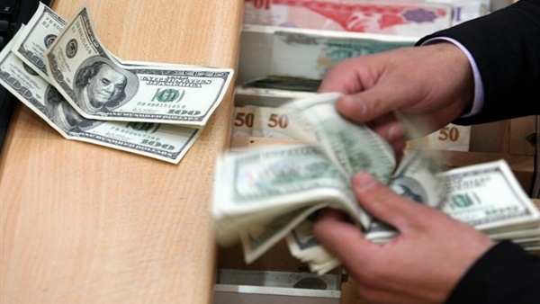 تراجع الدولار بالسوق السوداء إلى 10.80 جنيهات