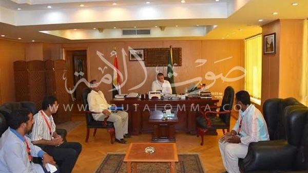 محافظ الفيوم يلتقي سكان إحدى العمارات المتصدعة بـ«دمو»