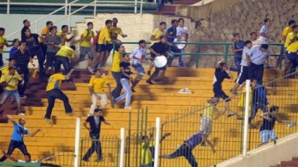«جماهير الإسماعيلي» تعتدي على لاعبو الفريق بـ«الحجارة»