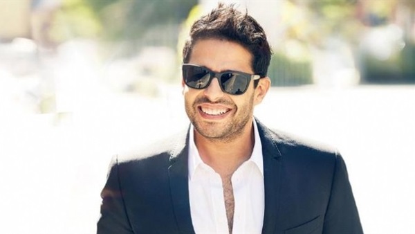 معجبة تطالب حماقى بحضور حفل زفافها 