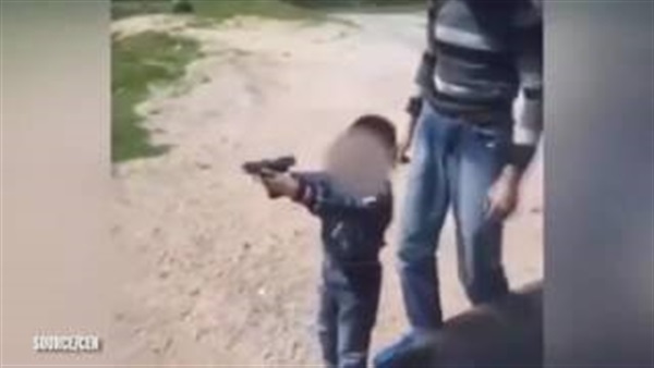 بالفيديو.. آب يوجهه طفله لإطلاق النيران 