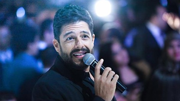 بالفيديو.. «حماقى» يلبى رغبة معجبة بحضوره لحفل زفافها