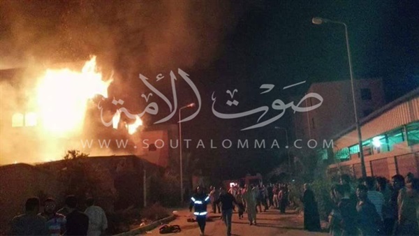 الدفع بسيارات لودر لإنقاذ الاخشاب من الحريق بدمياط الجديده دمياط