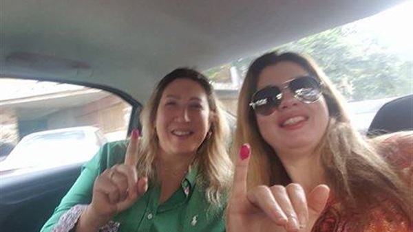 بالصورة.. رانيا فريد شوقى تدلى بصوتها فى الانتخابات البرلمانية