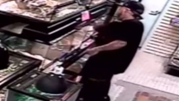 بالفيديو.. لص يخفي ثعباناً داخل سرواله