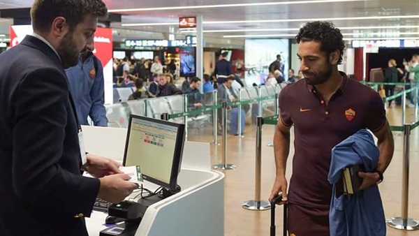 بالصور.. «صلاح» يصل مدينة «ميلانو» إستعداداً لمواجهة ميلان