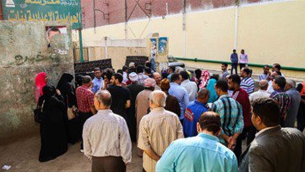 مرشح بالمنيا يوزع أموالاً على المواطنين 