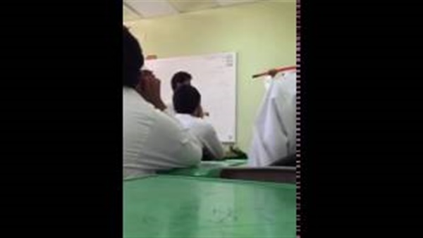 بالفيديو.. معلم سعودى يضرب طالبا بشكل مفزع بعصا غليظة 