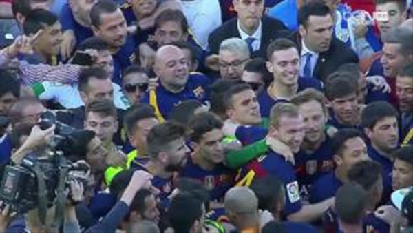 شاهد.. لحظة إحتفال لاعبو وجمهور «برشلونة» بالتتويج