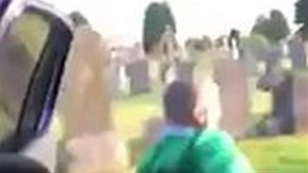 بالفيديو.. متهور يقفز من سيارة مسرعة 