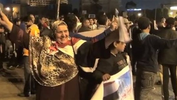 أنصار مرشح يرقصون على أنغام شعبان عبدالرحيم