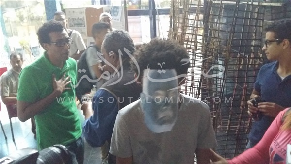 «الصحفيين» يعلقون صورة وزير الداخلية «النيجاتيف» على حبل غسيل