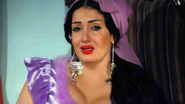 بالفيديو.. تلميذ يعتدى بالضرب على غادة عبد الرازق